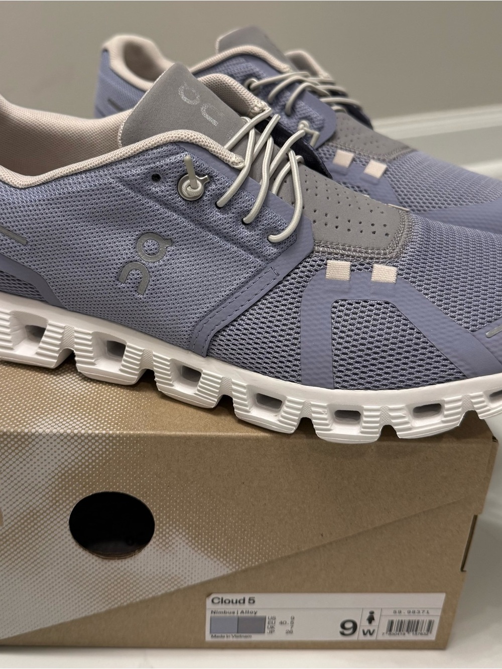 On Women’s Cloud 5 Running Shoe in Nimbus/Alloy, Size 9